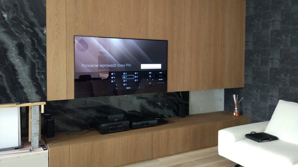 Zespół PROFI-MULTIMEDIA podczas instalacji audio-video w Warszawie