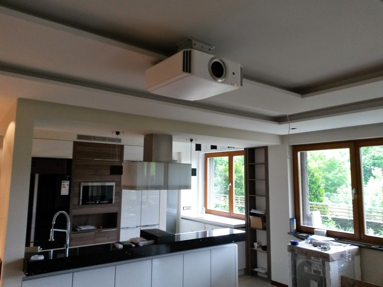 Projektor JVC podwieszany w kuchni otwartej z zabudową sufitową