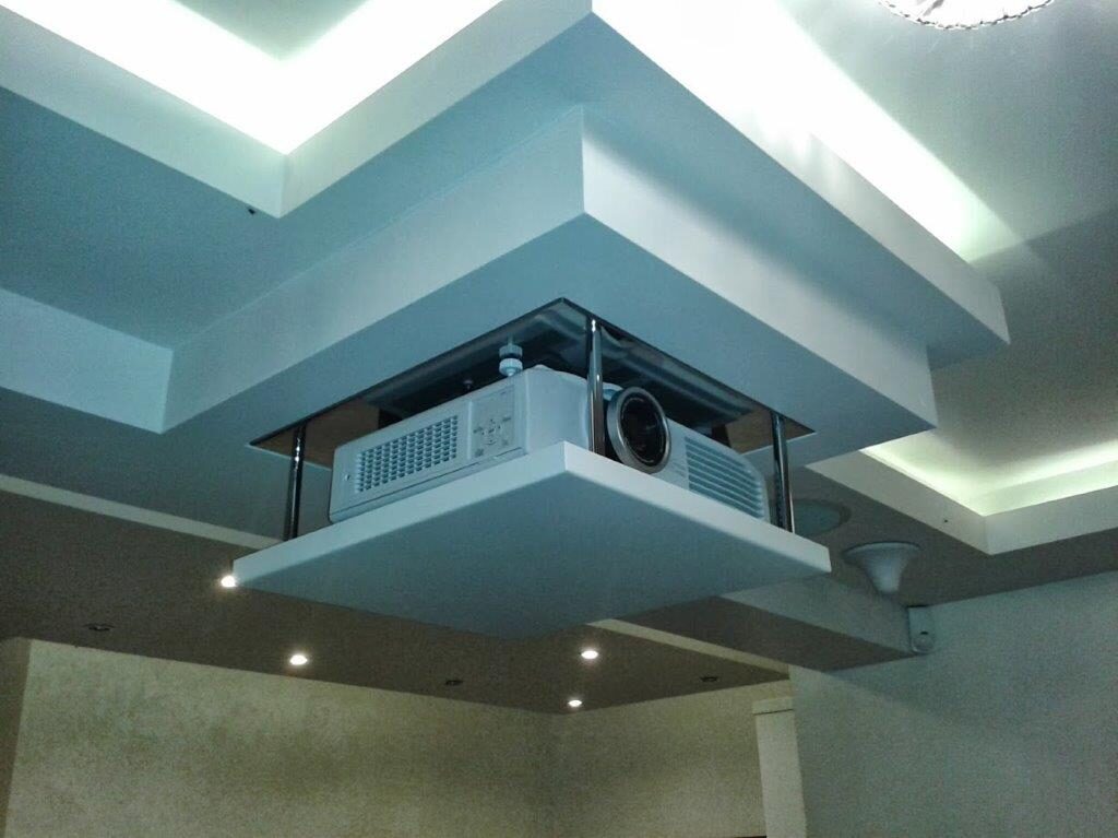 Montaż ekranu projekcyjnego i projektora JVC — Warszawa — realizacja PROFI-MULTIMEDIA
