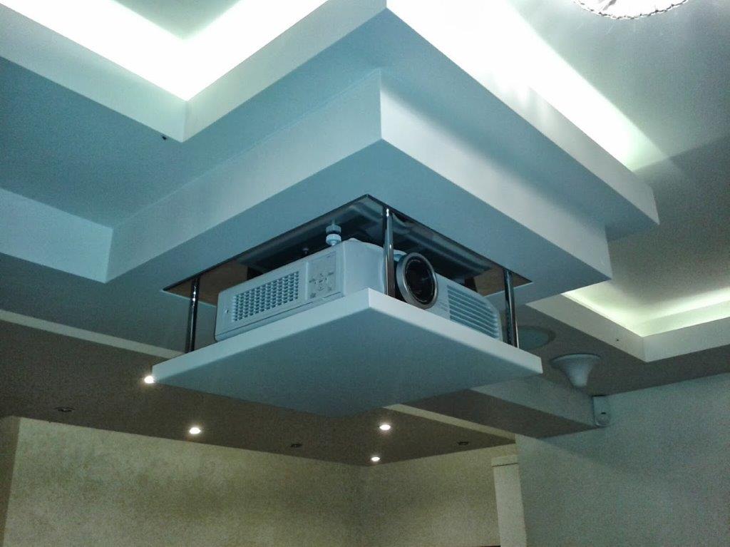 Winda sufitowa do projektora w kinie domowym — montaż PROFI-MULTIMEDIA