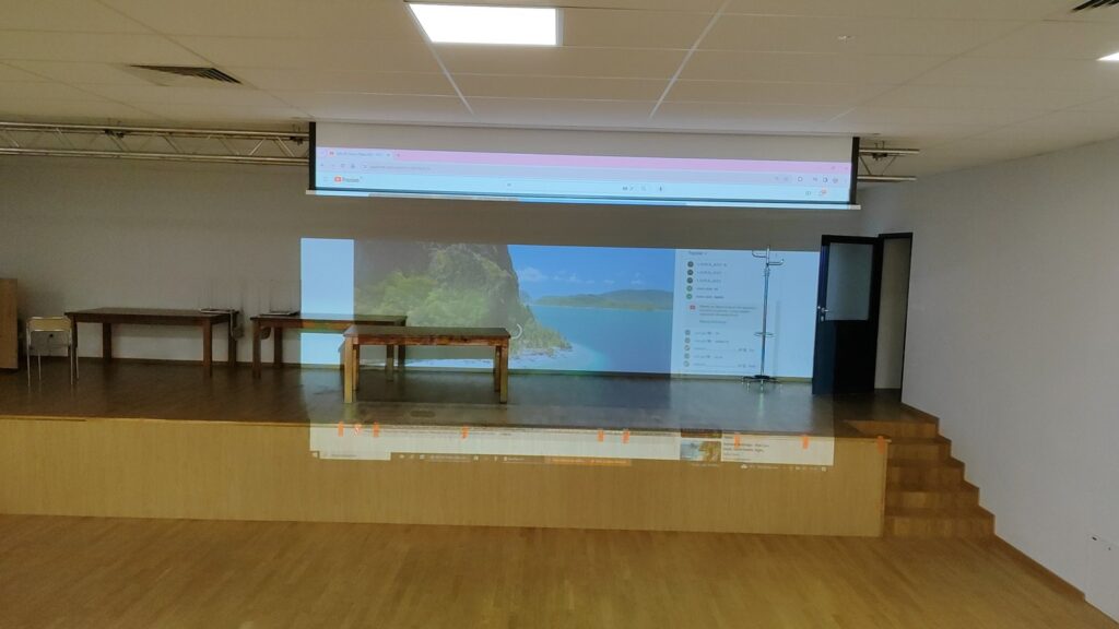 Duży ekran projekcyjny nad sceną — realizacja PROFI-MULTIMEDIA