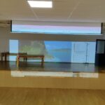 Duży ekran projekcyjny nad sceną