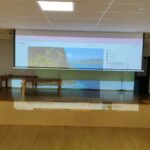 Duży ekran projekcyjny nad sceną – zdjęcie 2