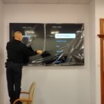 Duży telewizor na ścianie w poczekalni – zdjęcie 2