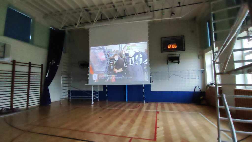Ekran projekcyjny w sali gimnastycznej — realizacja PROFI-MULTIMEDIA