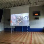 Ekran projekcyjny w sali gimnastycznej