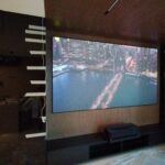 Projektor ultrakrótkoogniskowy i duży ekran w sali kinowej – zdjęcie 3