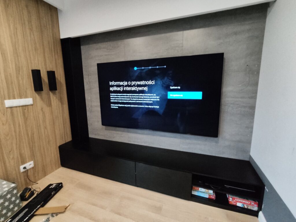 Telewizor Sony Bravia na ścianie z okładziną — realizacja PROFI-MULTIMEDIA