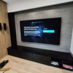 Telewizor Sony Bravia na ścianie z okładziną