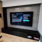Telewizor Sony Bravia na ścianie z okładziną – zdjęcie 2