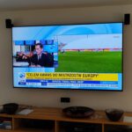 Telewizor z głośnikami nad ekranem w salonie
