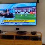 Telewizor z głośnikami nad ekranem w salonie – zdjęcie 2